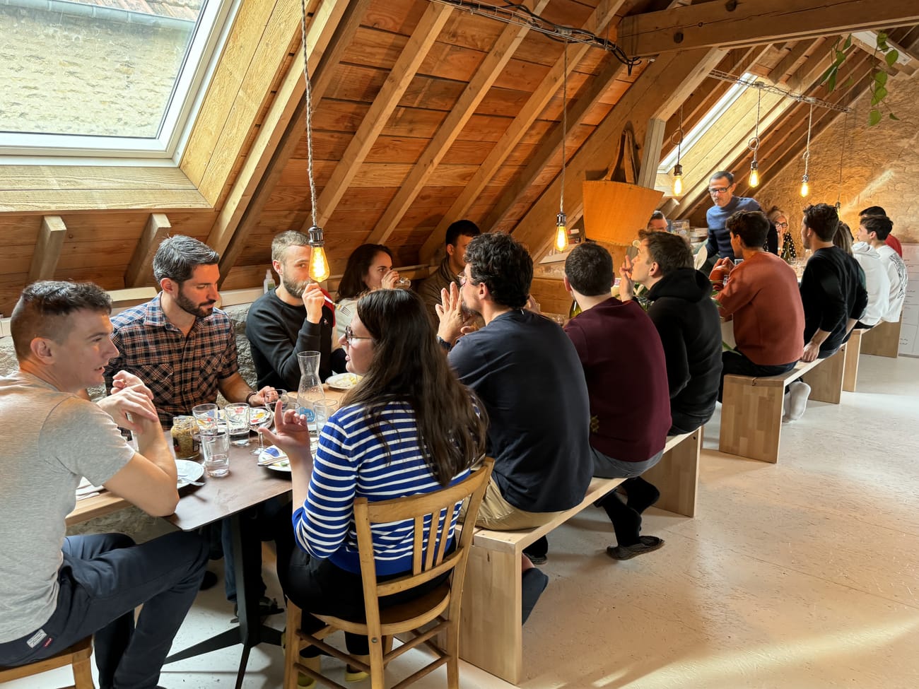 Dîner de groupe sous la charpente du coliving