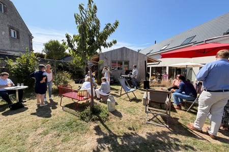 Fête de famille dans le jardin, un après-midi d’été