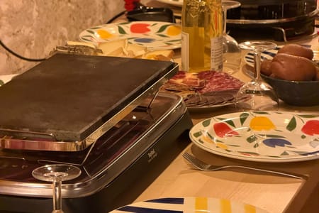 Raclette sur la table du coliving